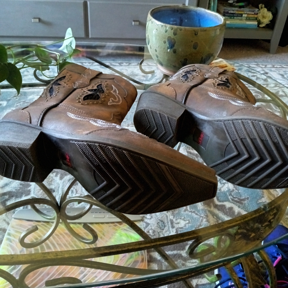 Women's dingo short shaft cowboy boots.